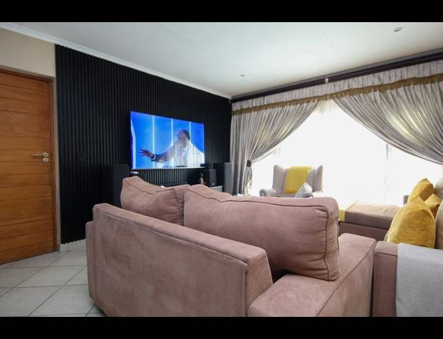 3 BEDROOM TOWNHOUSE FOR SALE IN THATCHFIELD